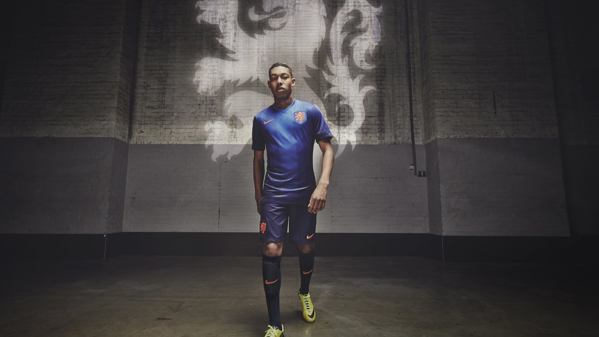 皇马15冠迅速登上推特全球趋势。有球迷调侃，欧冠奖杯应该改名叫‘皇马杯’利物浦球迷则发起VAR公正性请愿，累计签名超50万。中国解说员詹俊感叹，这就是足球—极致的天赋与残酷的偶然性并存